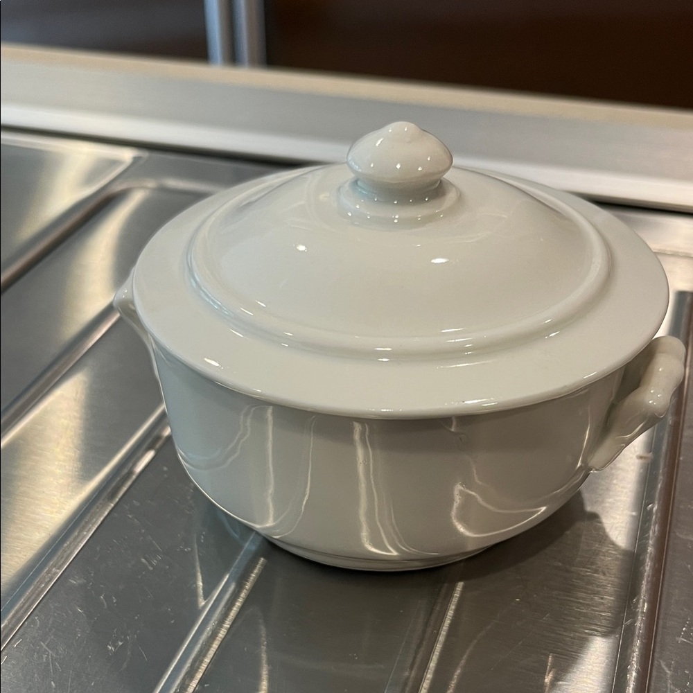 Elegant White porcelain Lidded sugar Bowl. Apilco. France.